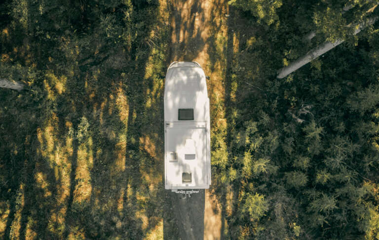 Lee más sobre el artículo Preparativos esenciales para tu viaje en autocaravana este verano.