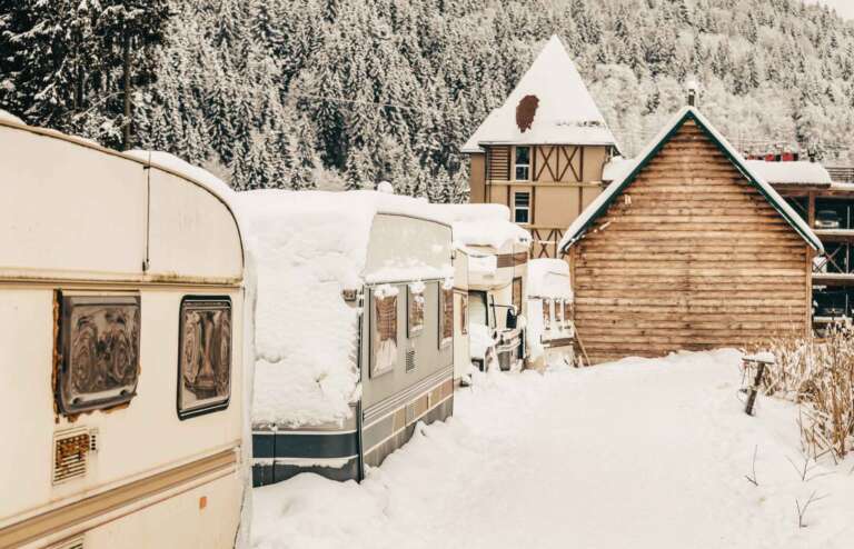 Lee más sobre el artículo Preparativos navideños en autocaravana: disfruta de la magia de las fiestas en la carretera