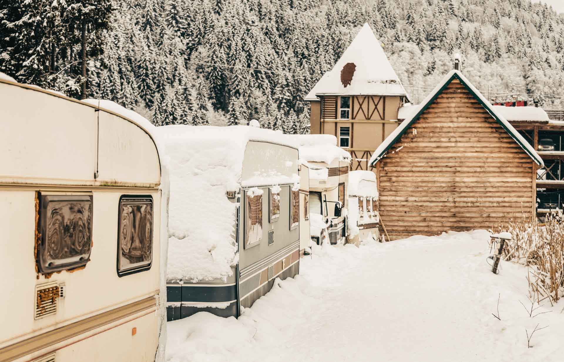 En este momento estás viendo Preparativos navideños en autocaravana: disfruta de la magia de las fiestas en la carretera
