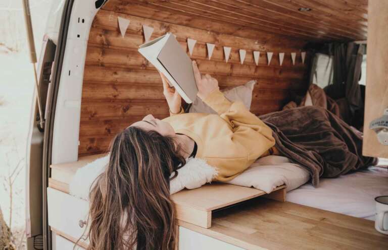 Lee más sobre el artículo Páginas sobre ruedas: libros para viajar en autocaravana y disfrutar del camino