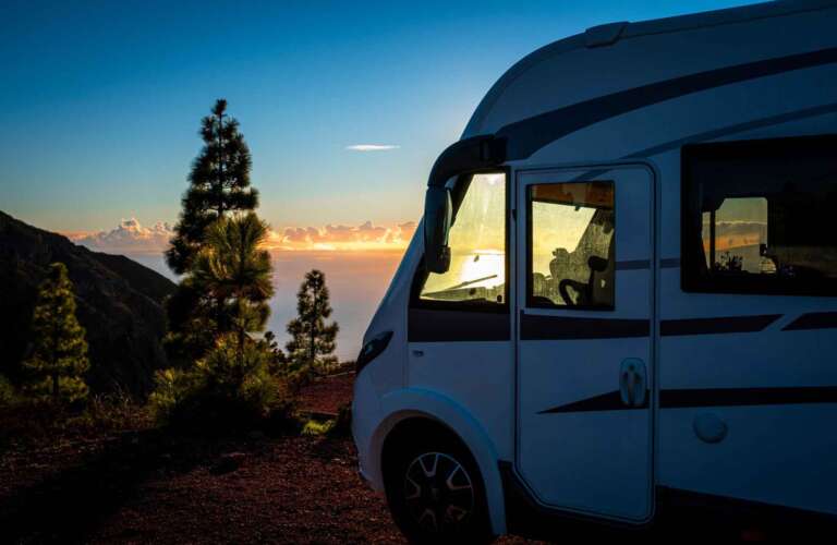 Lee más sobre el artículo Aventura sobre ruedas: consejos esenciales para alquilar una caravana y disfrutar del viaje de tus sueños