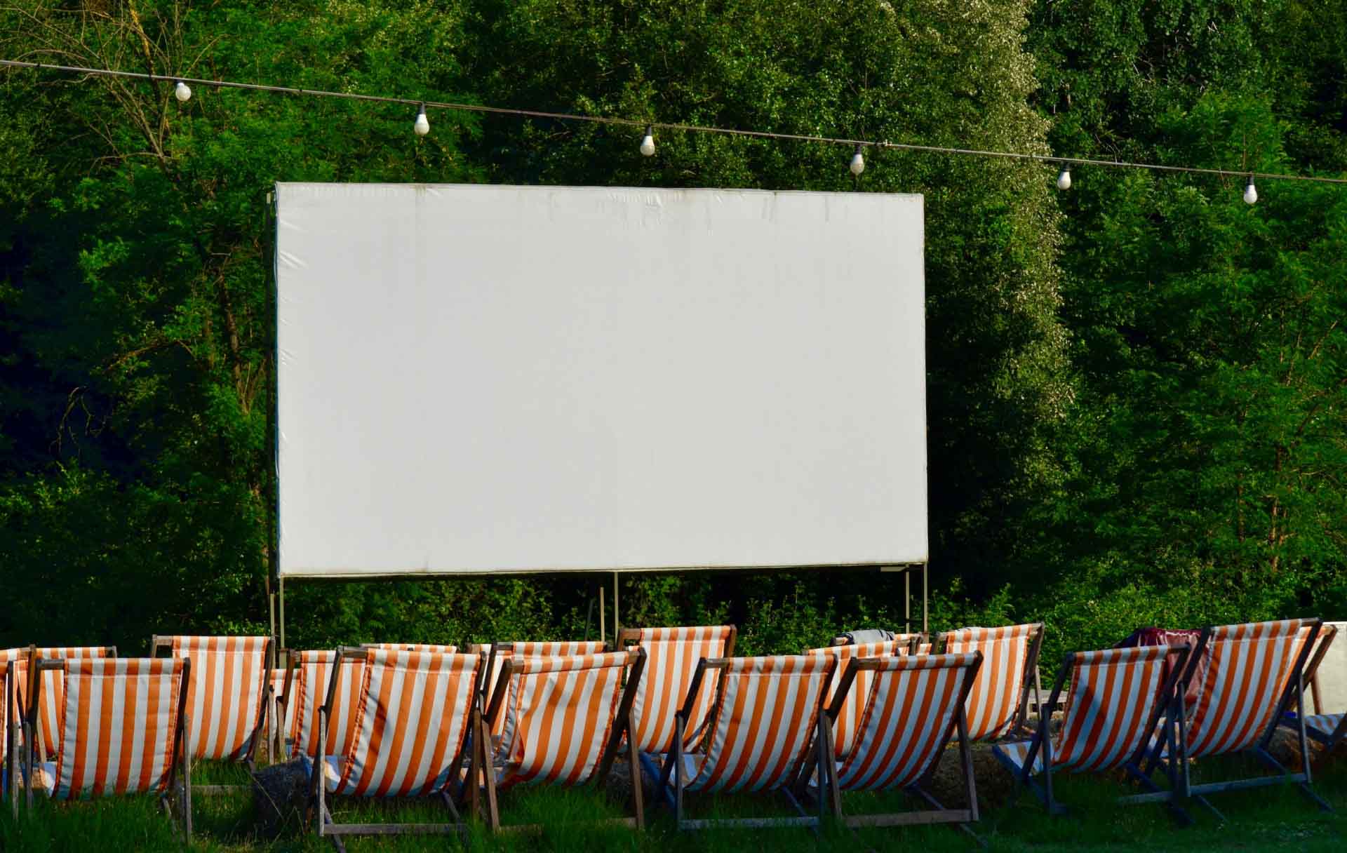 Lee más sobre el artículo Películas bajo las estrellas: disfruta del cine de verano en autocaravana