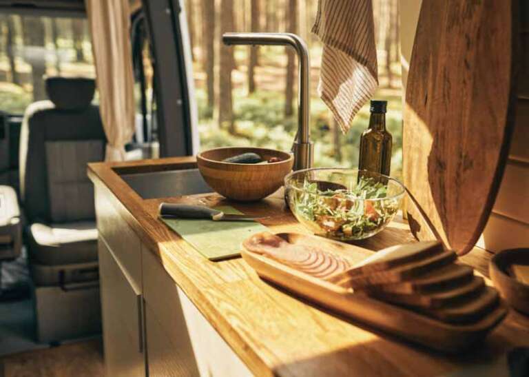 Lee más sobre el artículo Cocina fácil en la carretera: recetas para disfrutar en tu autocaravana